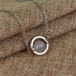 گردنبند سنگ ماه بلا سوان در گرگ و میش